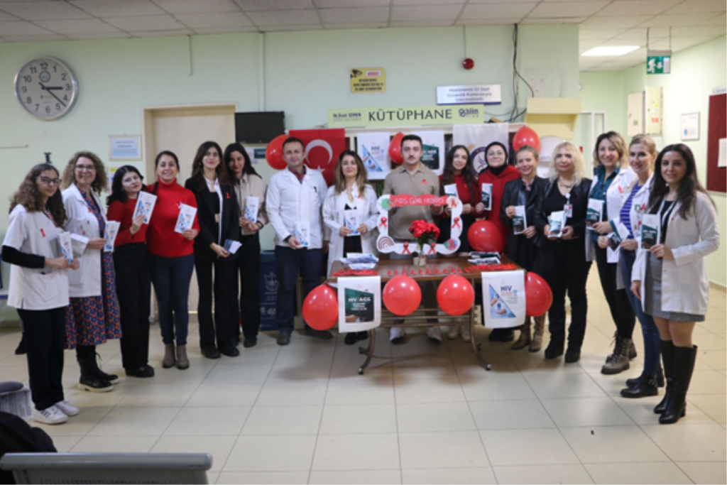 İzmir Demokrasi Üniversitesi Hemşirelik Topluluğu üyeleri SBÜ Suat Seren Göğüs Hastalıkları ve Göğüs Cerrahisi Eğitim ve Araştırma Hastanesi’nde 1 Aralık Dünya AİDS Günü Farkındalık Standı Kurdu