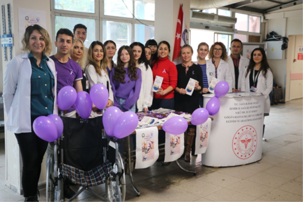 İzmir Demokrasi Üniversitesi  Hemşirelik Topluluğu üyeleri SBÜ Suat Seren Göğüs Hastalıkları ve Göğüs Cerrahisi Eğitim ve Araştırma Hastanesi’nde 3 Aralık Dünya Engelliler Günü Farkındalık Standı Kurdu