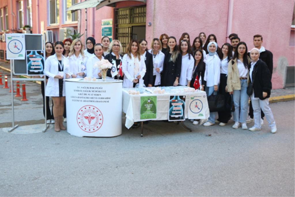   Hemşirelik Bölümü Öğrencileri SBÜ Suat Seren Göğüs Hastalıkları ve Göğüs Cerrahisi Eğitim ve Araştırma Hastanesi’nde Akciğer Kanseri Farkındalık Standı Kurdu